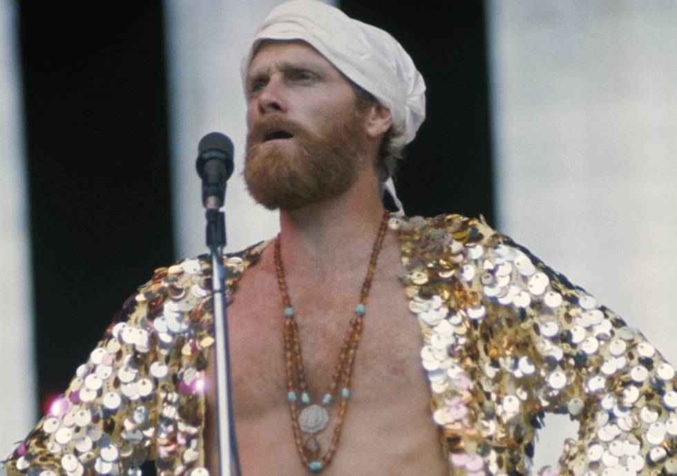 Mike Love en un concierto en 1975.