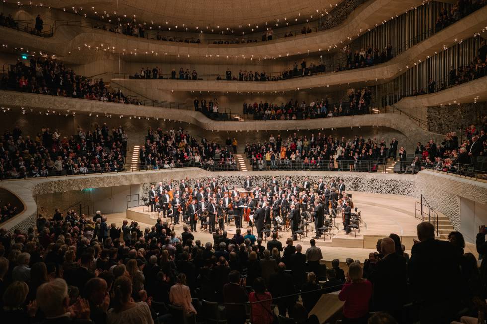 The audience applauds the orchestra and conductor at the Elbphilharmonie.