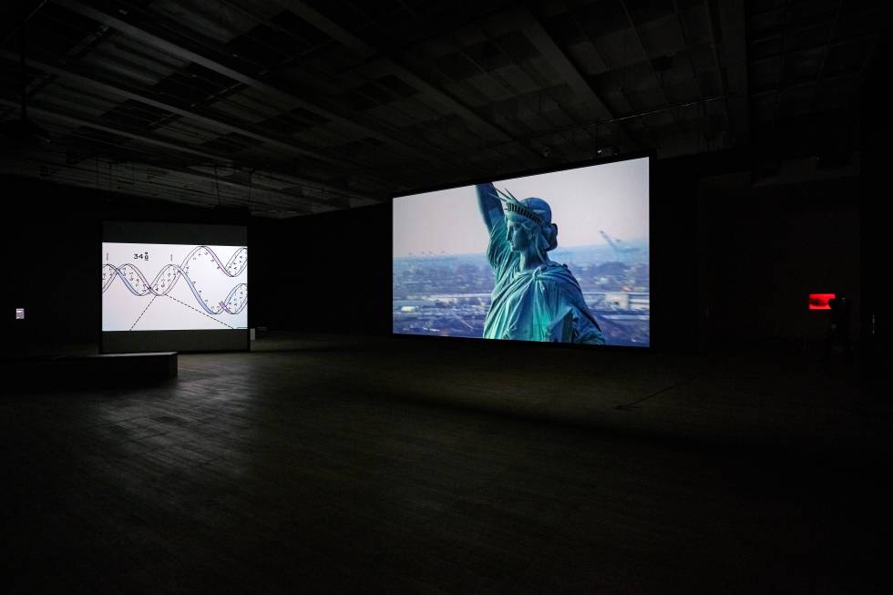 'Once upon the time' (2002) y 'Static' (2009), dos de los vídeos en la muestra de la Tate Modern, en Londres.