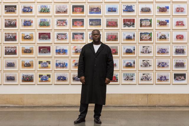 El artista Steve McQueen, delante del proyecto 'Year 3', en la Tate Britain de Londres.