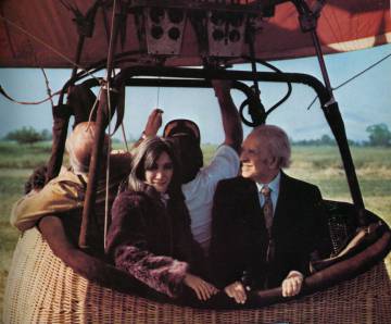 Paseo en globo de María Kodama y Jorge Luis Borges en el Valle de Napa (California), en una imagen incluida en el libro 'Atlas'.