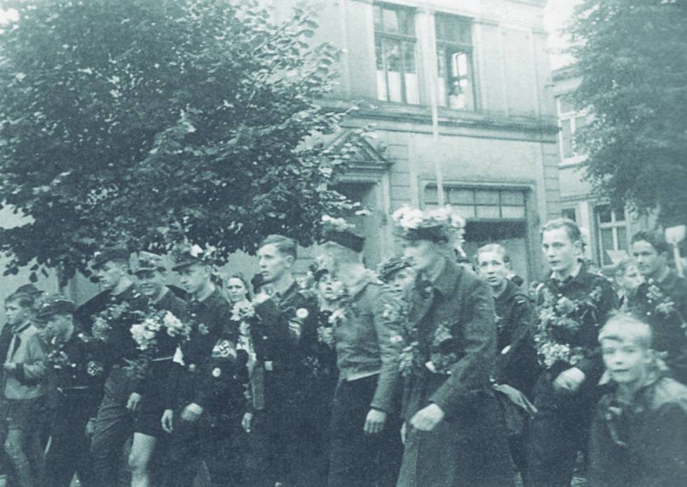 Marcha de las Juventudes Hitlerianas en Gummersbach para intervenir en la Línea Sigfrido en 1944. Habermas, en primer plano, con flores en la gorra.