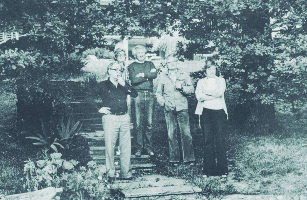 Max Frisch, Hildegard Unseld, Jürgen Habermas, Martin Walser y Ute Habermas en junio de 1977 en el lago de Costanza, viendo nadar a Siegfried Unseld, director de la editorial Suhrkamp, en la que el filósofo ejercía como asesor.