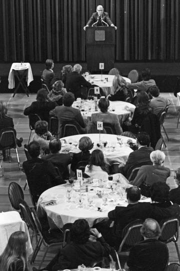 El escritor Arthur C. Clarke, en una convención internacional de literatura organizada por 'Playboy' en 1971.