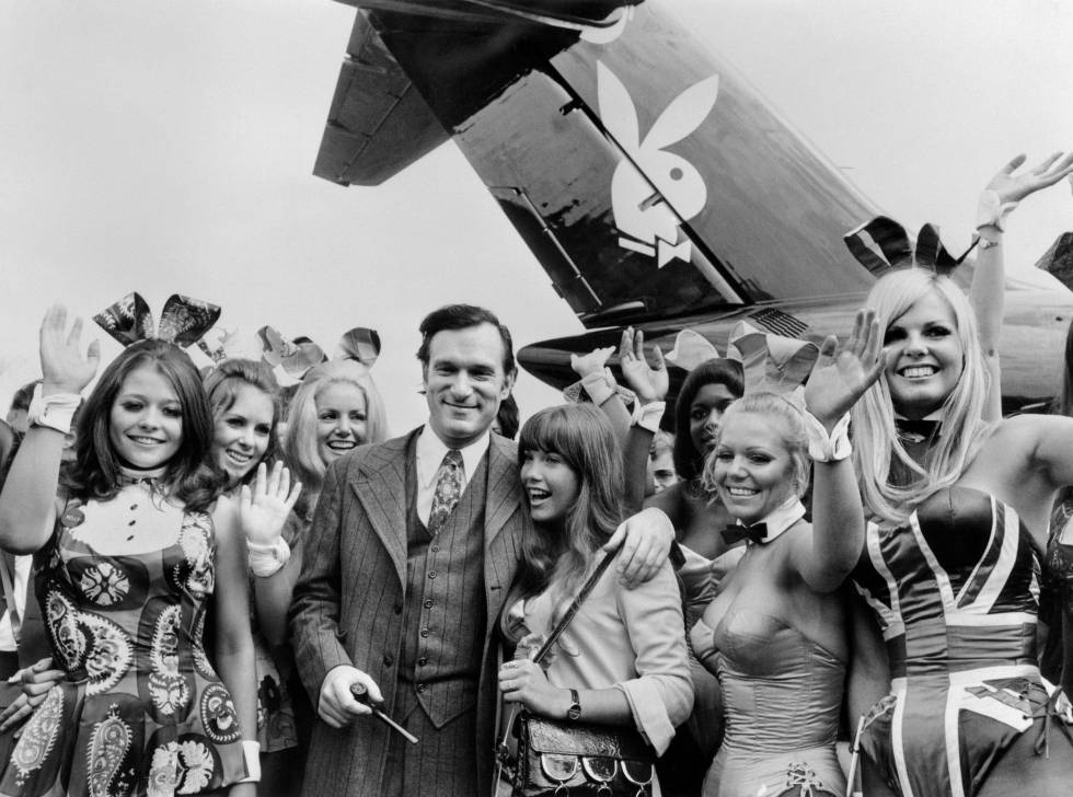 Hugh Hefner y sus 'conejitas', delante de su avión privado en 1971.