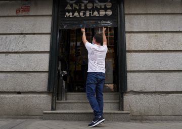 Novedades literarias con faja y mascarilla