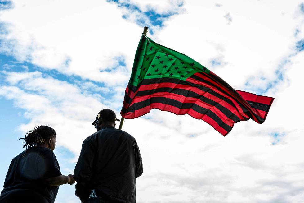 Manifestantes ondeando una bandera afroamericana de Estados Unidos durante una protesta del movimiento Black Lives Matter en Seattle, el 14 de junio.