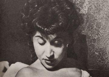 Mujer sola con serpientes