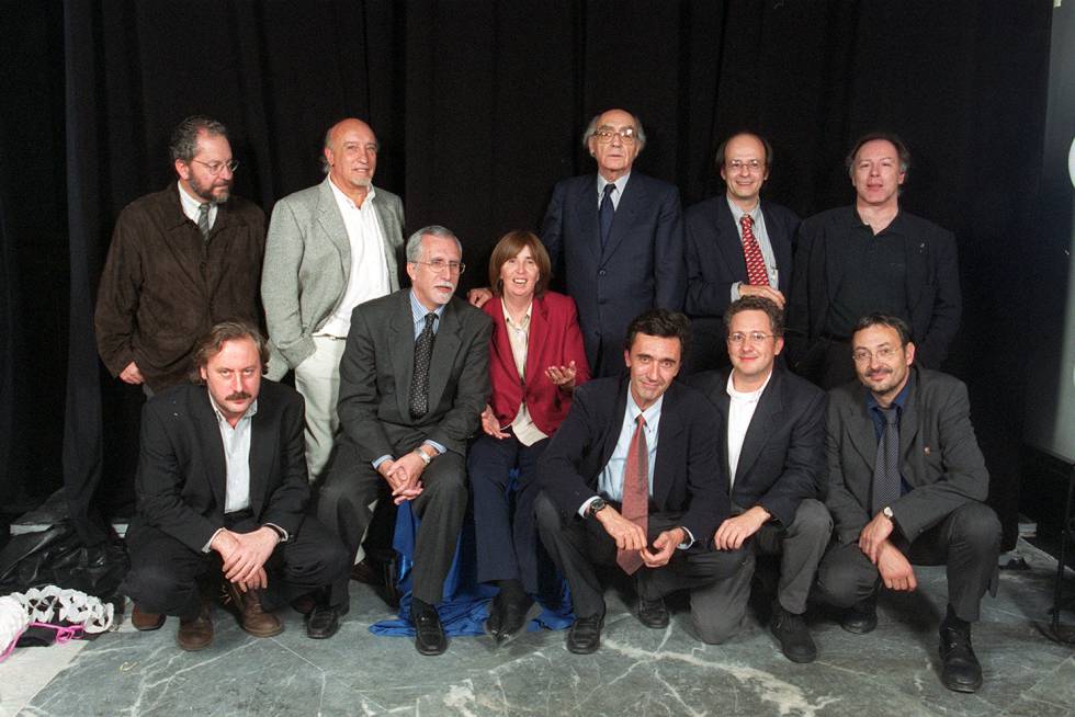 Commemorative party for the 35th anniversary of the Alfaguara publishing house, at the Círculo de Bellas Artes in Madrid in 1999.  In the image, from left to right, standing: Pedro Sorela, writer and journalist;  Manuel Vicent, writer;  José Saramago, writer, Nobel Prize winner;  Miguel Naveros and Javier Marías, writer.  From left to right, crouched down: Julio Llamazares, writer;  Luis Mateo Díez, writer;  Amaya Elezcano, Juan González Álvaro, CEO of Ediciones El País;  Héctor Abad, writer and Miguel Munárriz, from the Santillana publishing house.