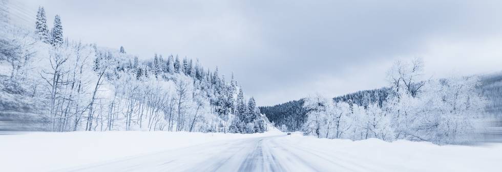 Carretera cubierta de nieve en Steamboat Springs, Colorado (Estados Unidos).