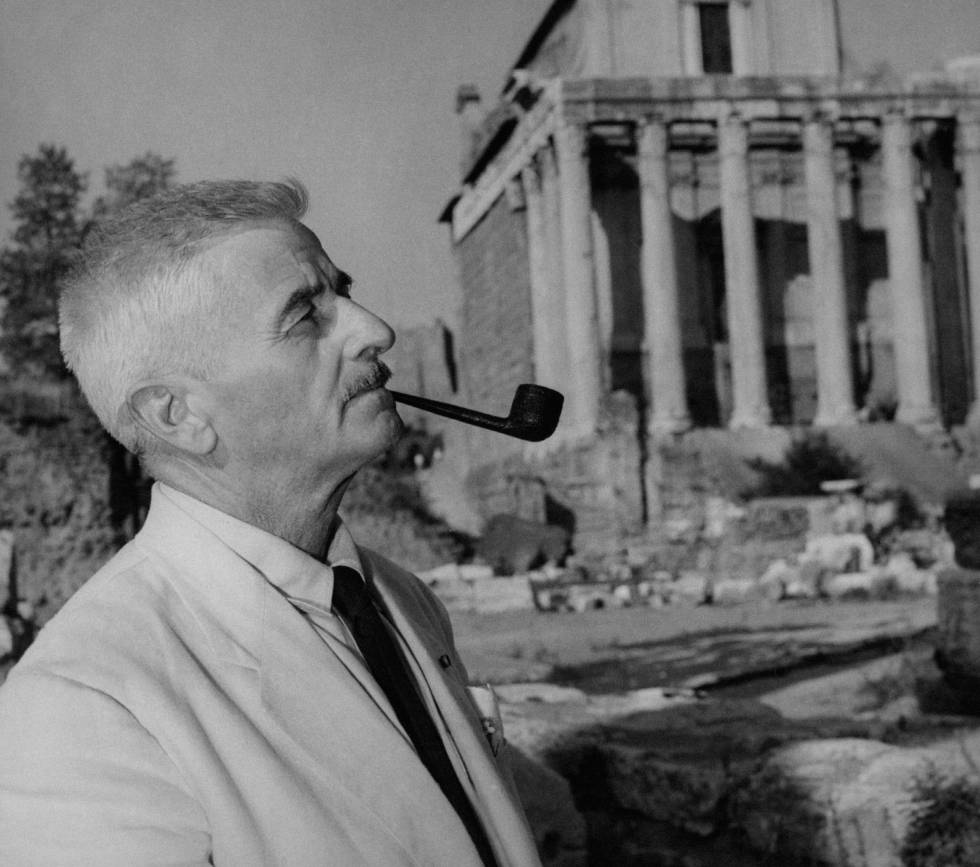 William Faulkner fuma en Roma, en 1955. 