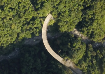 El camino a ninguna parte del puente abandonado en la selva amazónica