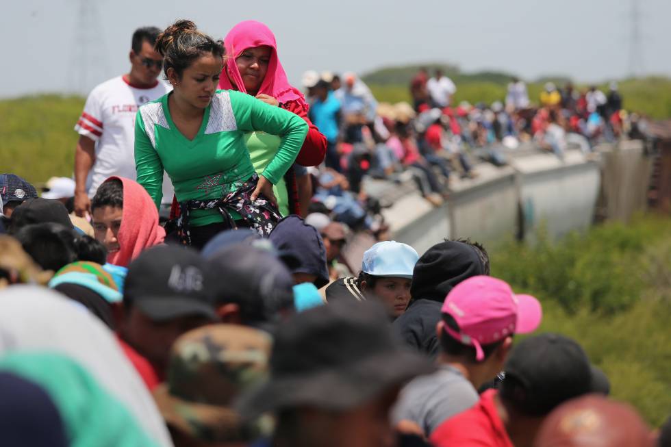 Migrantes centroamericanos, a hombros de 'La Bestia', recorren México de sur a norte con destino a EE UU, en una imagen de 2013.