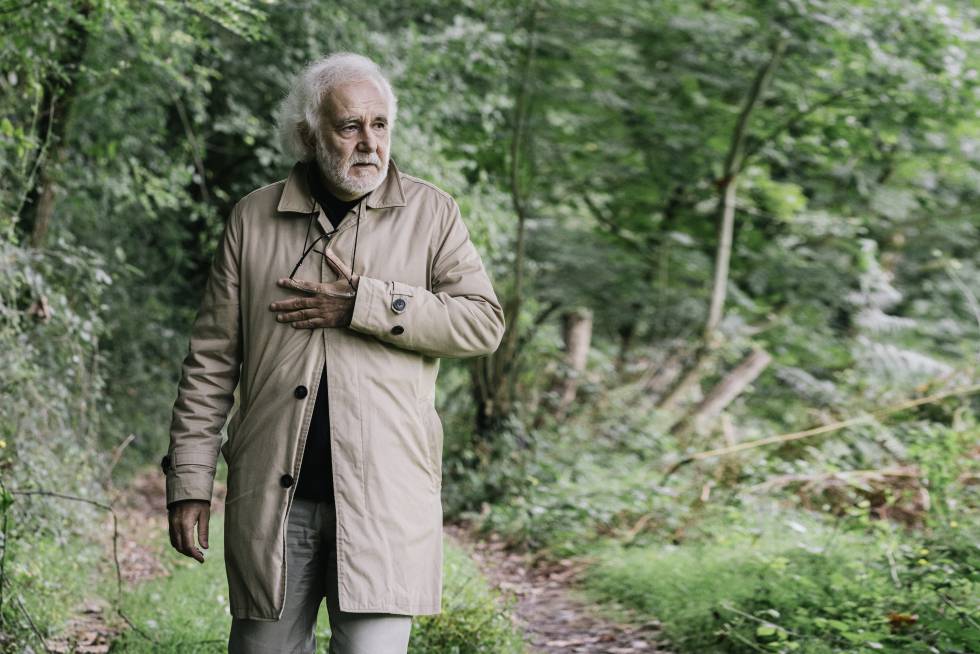 Andrés, paseando cerca de su casa en Elizondo (Navarra).