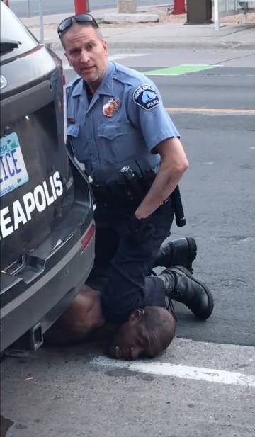 El momento en que George Floyd es arrestado e inmovilizado por un policía en Minneapolis, en mayo de 2020.