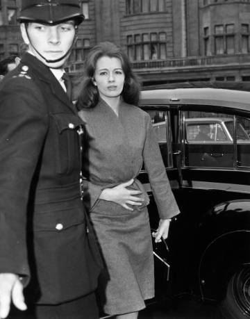 Christine Keeler, involucrada en el escándalo sexual conocido como Profumo Affair, llega a declarar en octubre de 1963.