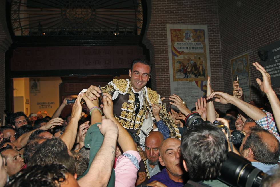 Enrique Ponce, a hombros en Las Ventas, el 2 de junio de 2017.