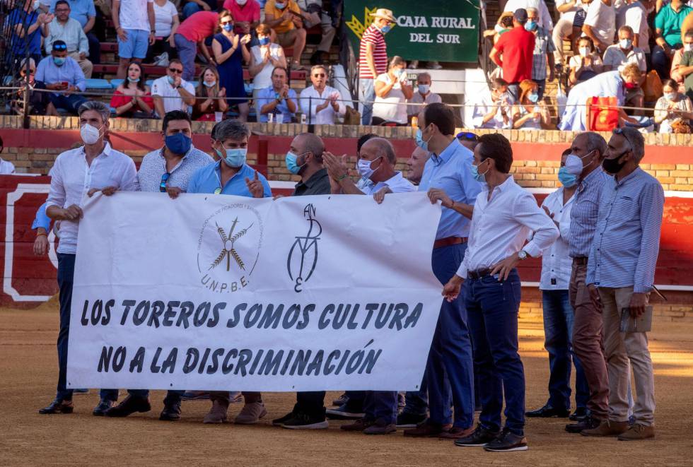 Demonstration of bullfighters in the Huelva bullring.