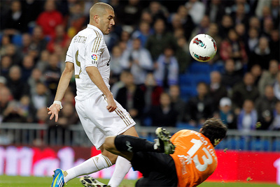 Benzema remata ante la salida del portero Diego López.
