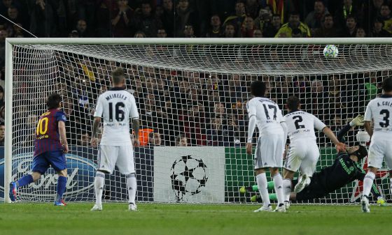 Messi falla un penalti tras mandar el bal&oacute;n al larguero.