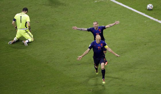 Robben y Sneijder celebran uno de sus goles ante Casillas. 