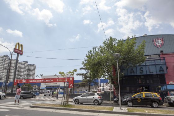 Una sede del San Lorenzo al lado del terreno del supermercado Carrefour en el que se construirÃ¡ su nuevo estadio, en el barrio porteÃ±o de Boedo.