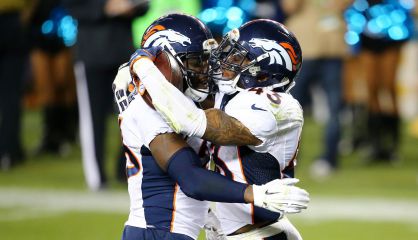Stewart y Ward de los Broncos, durante el partido.