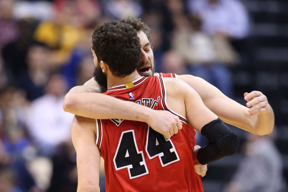 Pau Gasol felicita a Mirotic.rn 