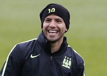 Ag&uuml;ero, sonriente, ayer en el &uacute;ltimo entrenamiento del City en Manchester.