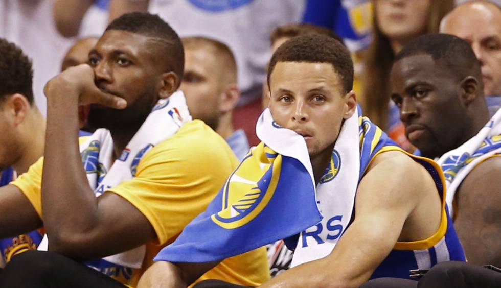 Stephen Curry, junto a Green y Ezeli.