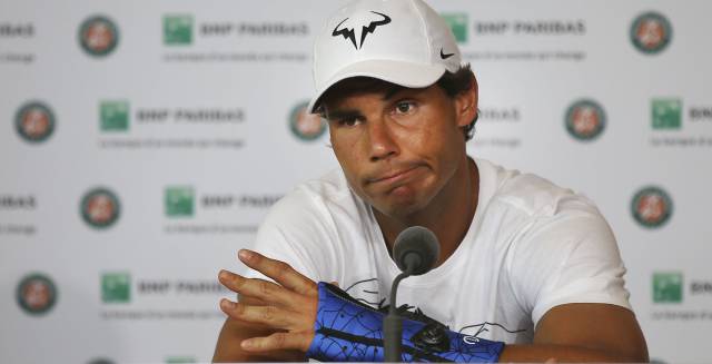 Nadal, con una mu&ntilde;equera, durante su intervenci&oacute;n.