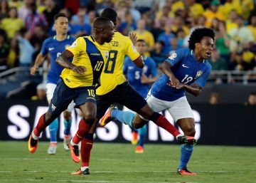 El brasile&ntilde;o Willian recibe una falta del ecuatoriano Carlos Gruezo. 