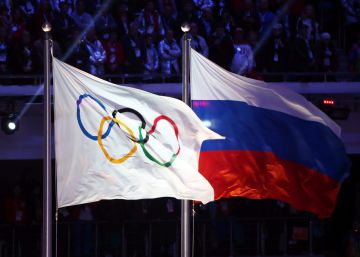 La bandera rusa junto a la ol&iacute;mpica en los pasados Juegos de Sochi.