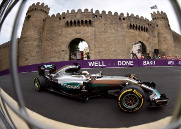 Hamilton, en un momento del segundo ensayo en Bak&uacute;. 