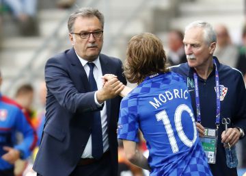 Modric saluda al seleccionador Cacic tras su cambio.