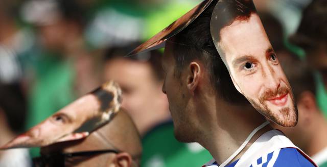 Dos norirlandeses, con la careta de Will Grigg.