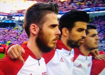 Piqu&eacute; durante el himno de Espa&ntilde;a en el partido ante Croacia. 