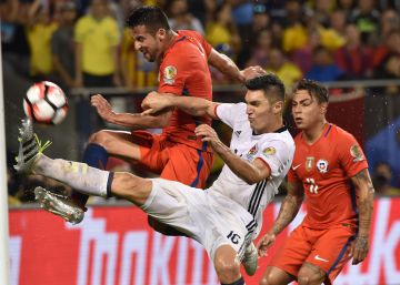 Isla, Torres y Vargas luchan por el bal&oacute;n. 