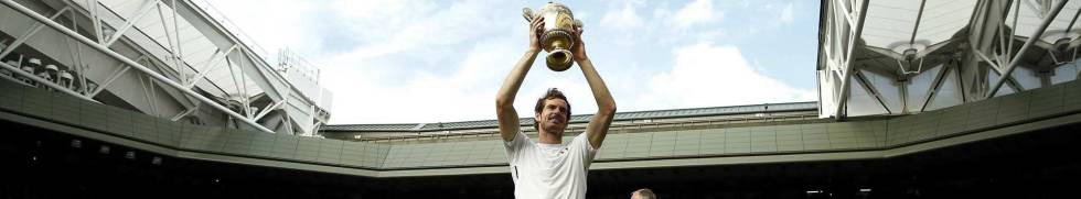 Murray alza su trofeo en la pista central de Wimbledon.