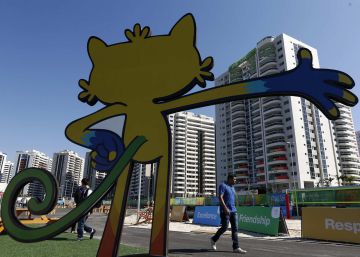 Vinícius, la mascota de los Juegos, frente a la criticada Villa Olímpica.