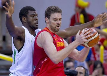 Pau Gasol intenta sortear el marcaje de Hima en el Espa&ntilde;a-Costa de Marfil en Zaragoza