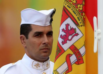Soldado espa&ntilde;ol durante el izado de bandera en R&iacute;o.