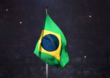 La bandera brasile&ntilde;a es izada en Rio durante la ceremonia ol&iacute;mpica.