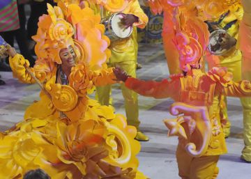 Integrantes de la escuela de samba Unidos da Tijuca llenan de color la ceremonia inaugural de los Juegos Ol&iacute;mpicos R&iacute;o 2016.