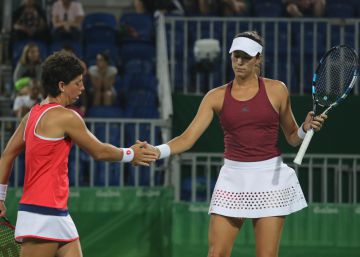 Garbi&ntilde;e y Carla durante su partido de dobles. 