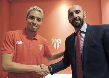 Nasri con Monchi, tras la firma.