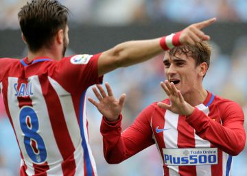 Griezmann y Saúl celebran un gol