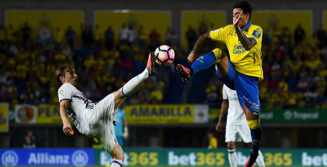 Luka Modric protege el balón ante Araujo contra Las Palmas.