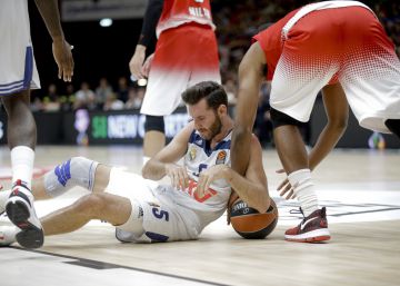 Rudy lucha por un bal&oacute;n en el suelo.