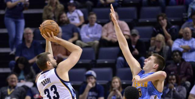 Marc Gasol lanza, ante Jokic.